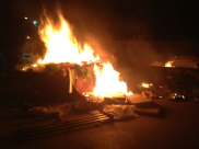 بالصور: إحتراق سيارة في حي الواحة الخضراء وسط مدينة اللد